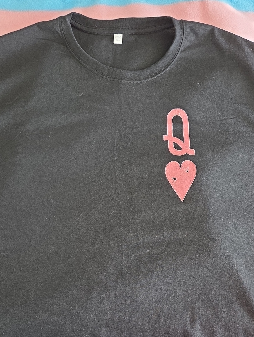 Women's  T‑Shirt with Pink Heart & 'Q' Graphic 5x
